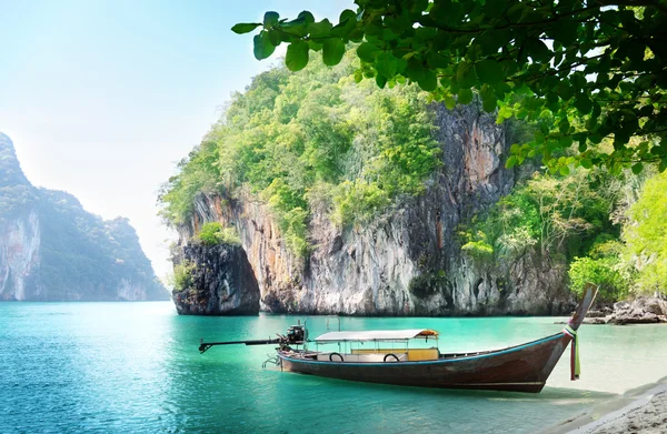 Μεγάλη βάρκα στο νησί στην Ταϊλάνδη Εικόνα Αρχείου