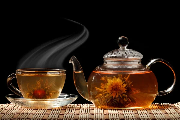 Skleněná konvice a šálek zeleného čaje na černém pozadí — Stock fotografie