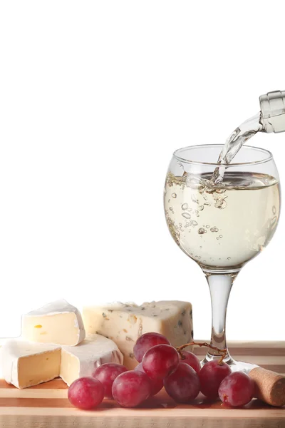 Τυρί και λευκό κρασί που απομονώνονται σε λευκό φόντο — Φωτογραφία Αρχείου