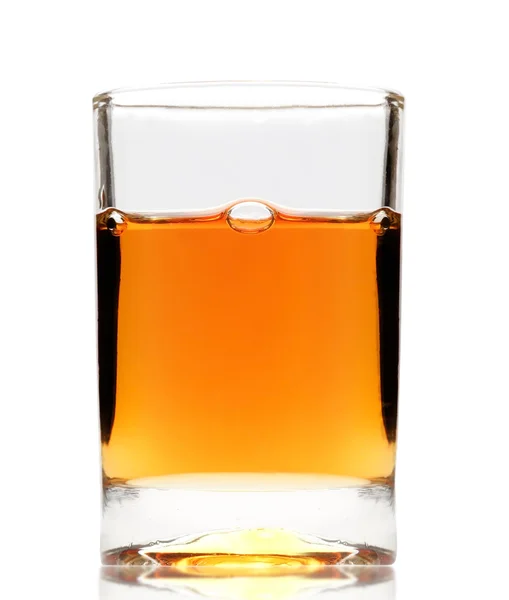 Whisky versé dans un verre — Photo