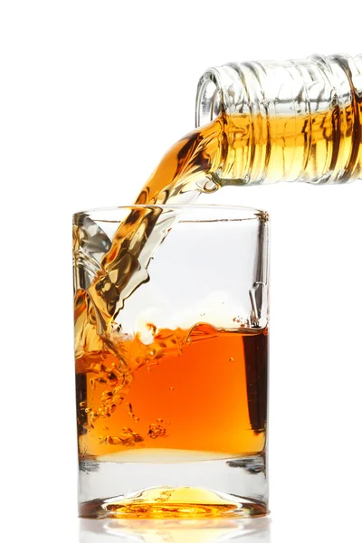 Whisky se nalévá do sklenice — Stock fotografie