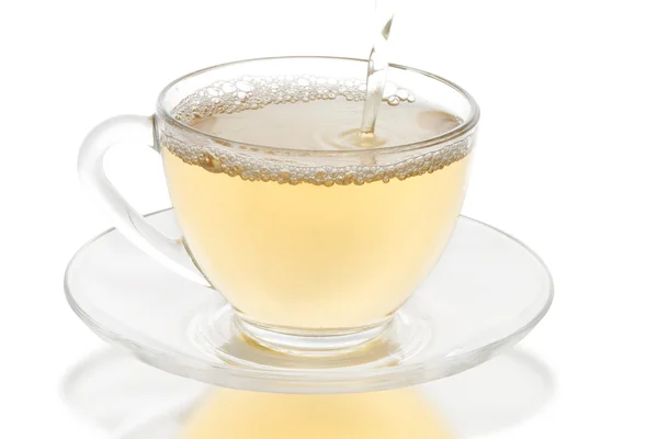 Zelený čaj nalil do poháru skleněné — Stock fotografie