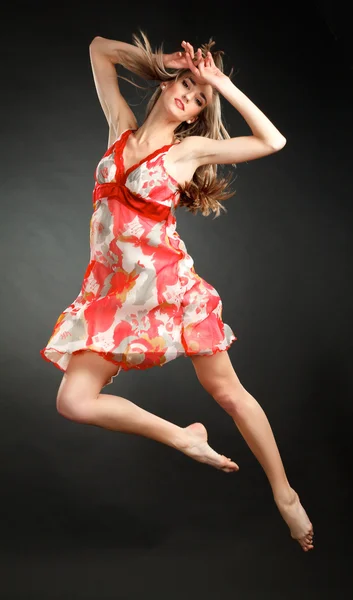 Attrayant saut femme danseuse — Photo
