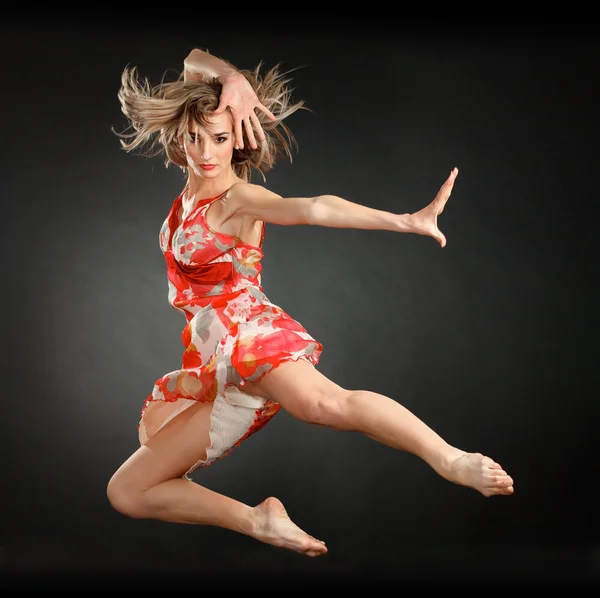 Atrakcyjne skoki kobieta tancerz — Zdjęcie stockowe