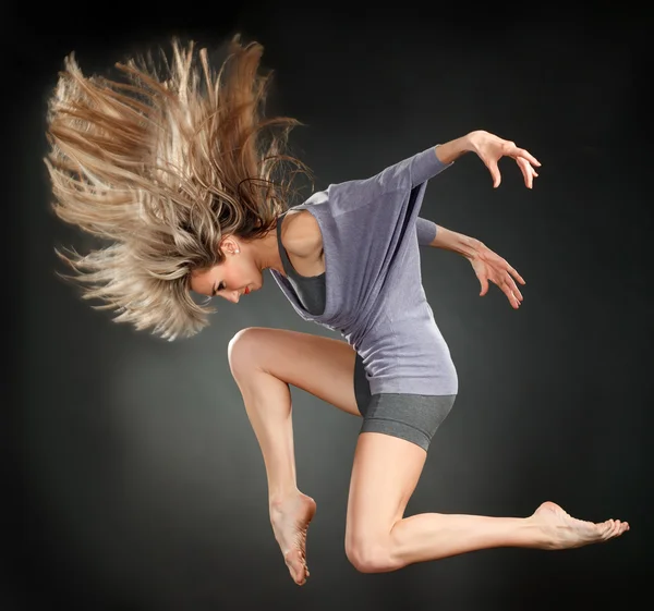 Atractiva bailarina de salto mujer —  Fotos de Stock