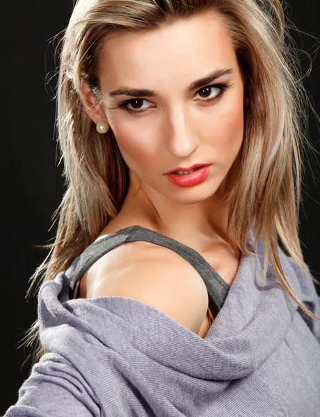 Fashion girl posing on dark background - portrait — Stock Photo, Image