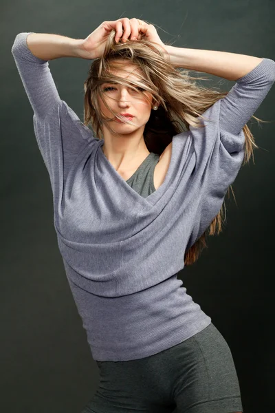 Retrato de uma menina bonita com cabelo louro voador — Fotografia de Stock