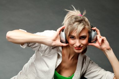 genç kız kulaklık ile müzik