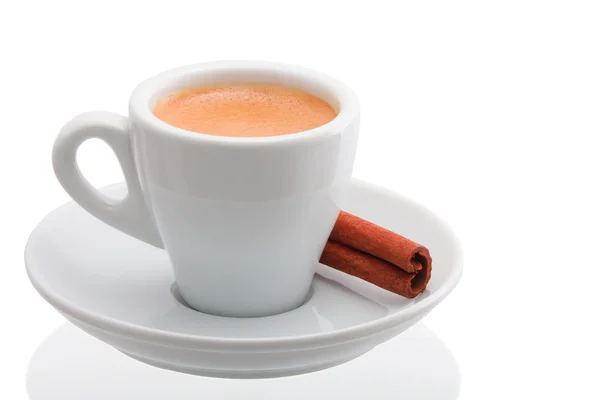 Xícara de café com canela Isolado no fundo branco — Fotografia de Stock
