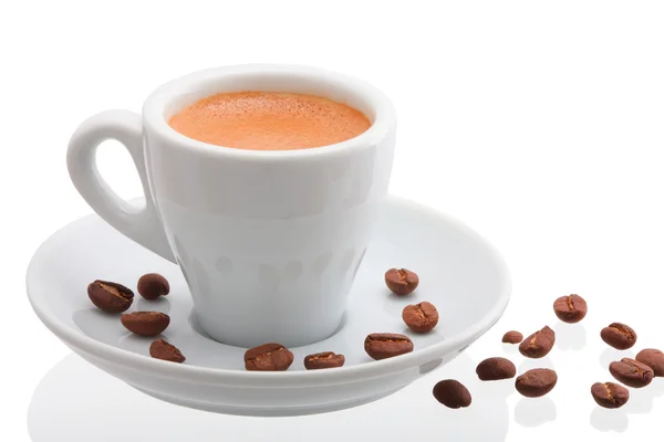 Tasse à café avec haricots, Isolé sur fond blanc — Photo
