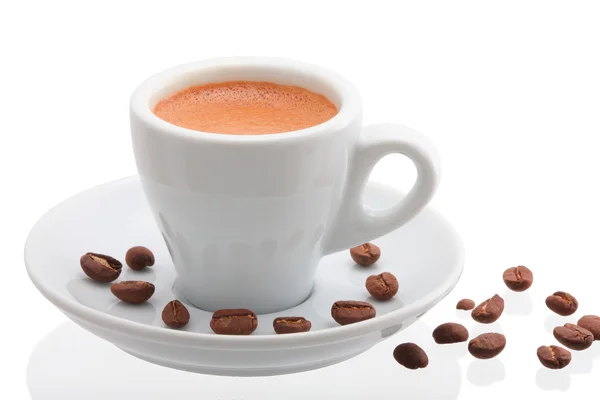ถ้วยกาแฟที่มีถั่ว ถูกแยกจากพื้นหลังสีขาว — ภาพถ่ายสต็อก