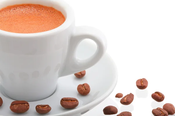 Xícara de café com feijão, isolado no fundo branco — Fotografia de Stock