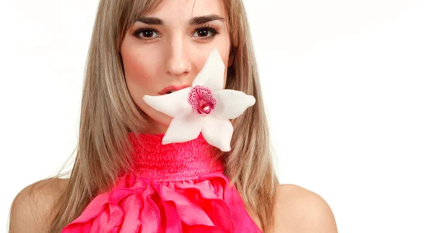 Hermosa chica rubia con flor de orquídea aislada en fondo blanco —  Fotos de Stock