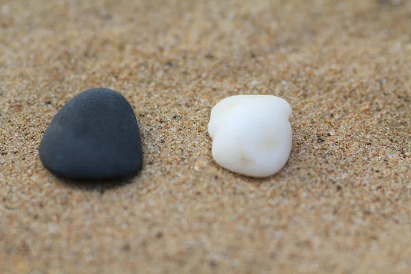 Twee kiezels op het zand — Stockfoto