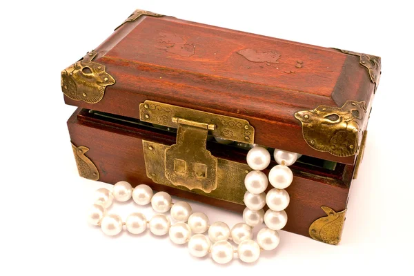Wooden chest with pearls — Stock Photo, Image