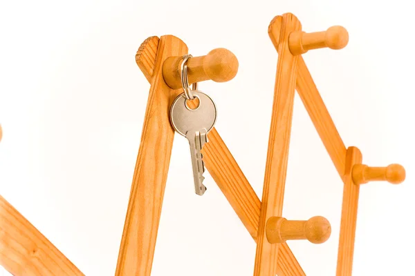 Dom klucz wiszące na drewnianym haku — Zdjęcie stockowe