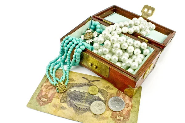Caixa de tesouro de madeira com jóias e dinheiro — Fotografia de Stock