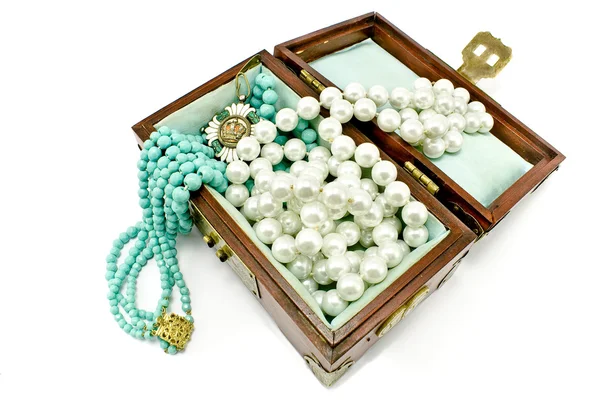 Baú de tesouro de madeira com jóias — Fotografia de Stock