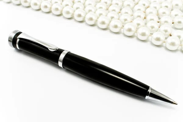 Pen with pearls — Stock Photo, Image