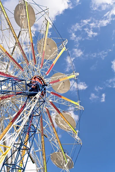 Roda gigante em um céu azul — Fotografia de Stock