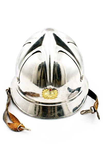 Металлический шлем старого пожарного — стоковое фото