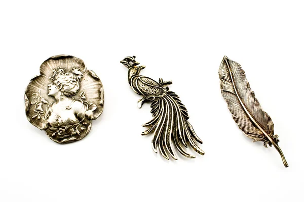 Три антикварные серебряные броши — стоковое фото