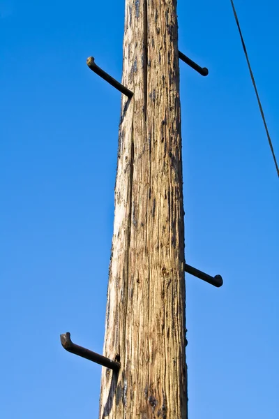 Gamla telefonstolpe med stegpinnar för klättring — Stockfoto
