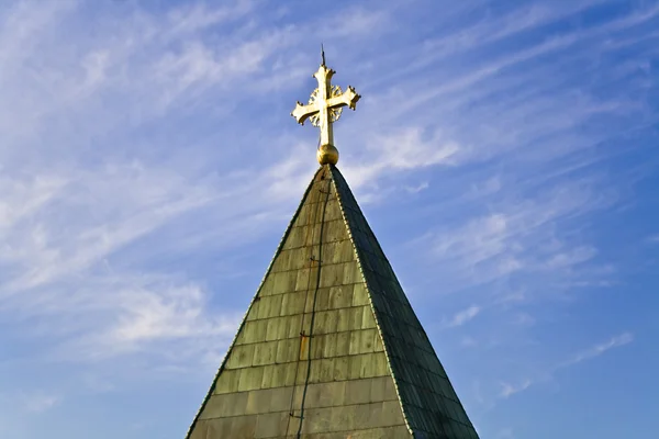 Goldenes Kreuz auf blauem Himmel — Stockfoto