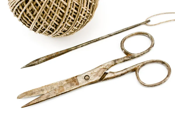 Oude roestige schaar en needle - naaien tools — Stockfoto