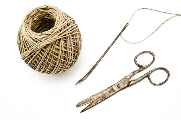 Старые ржавые ножницы и игла с ключично-швейными инструментами — стоковое фото