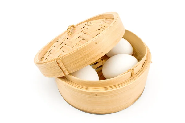 Weiße Eier im Bambuskorb unter Deckel — Stockfoto