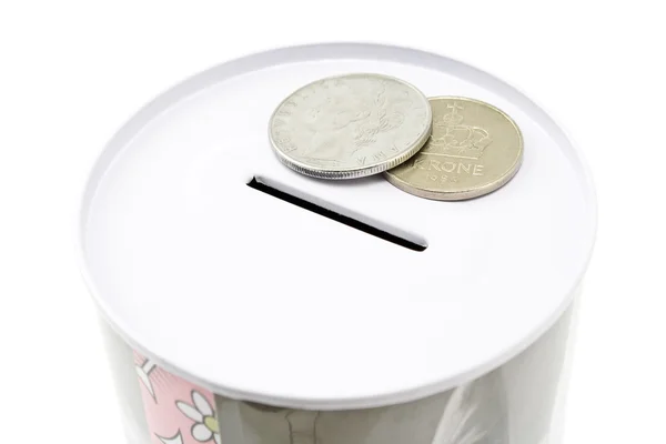 Caixa de dinheiro de estanho com moedas — Fotografia de Stock