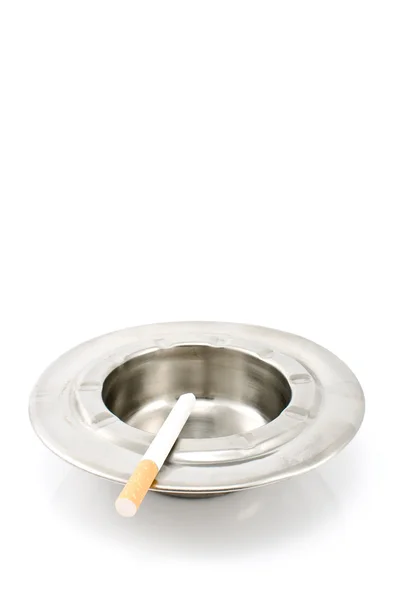 Cigareta v kovových popelník — Stock fotografie