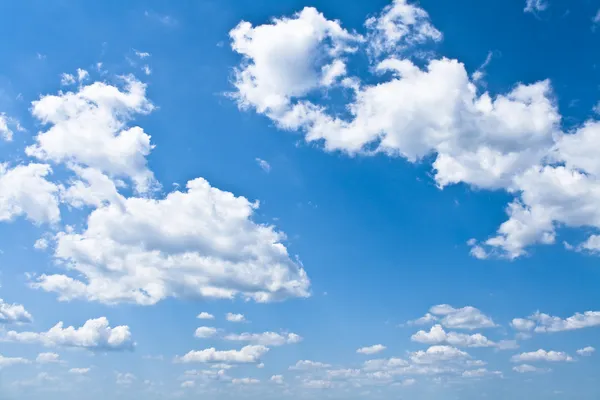 하얀 구름을 가진 푸른 하늘 스톡 사진