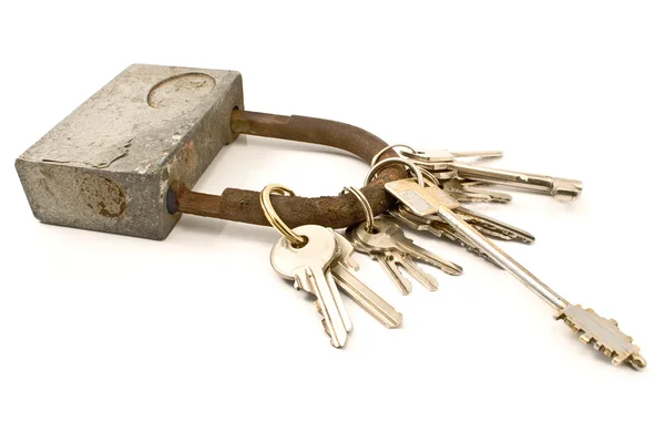 Vorhängeschloss als Schlüsselbund mit mehreren Schlüsseln — Stockfoto
