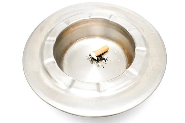 Сигарети в металевій попільничці — стокове фото