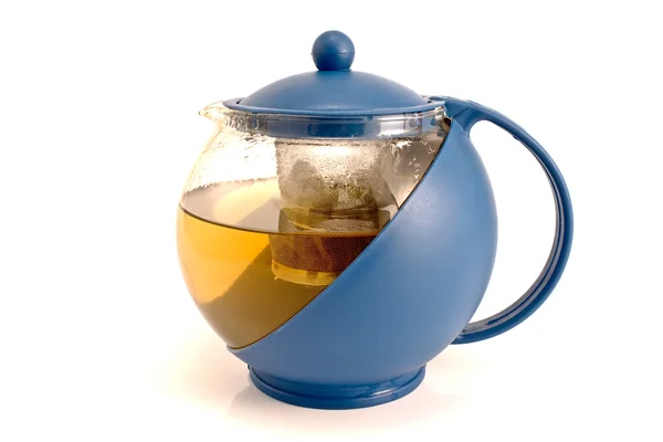 Чайник из голубого стекла с горячим чаем — стоковое фото