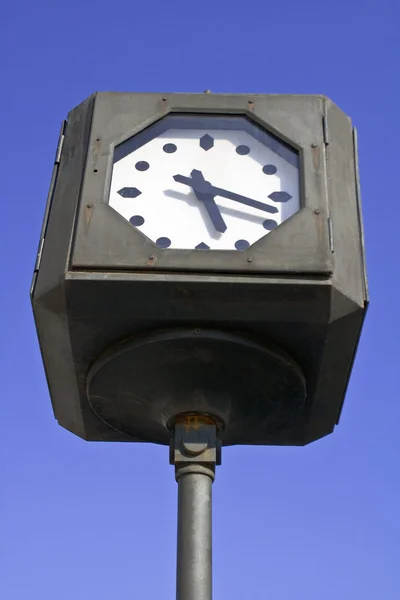 Horloge de rue sur ciel bleu — Photo