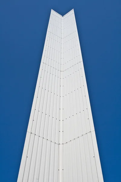 Metal white obelisk on blue sky — Stock Photo, Image