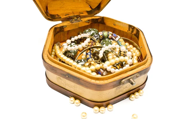 带珠宝的木制宝箱 — 图库照片
