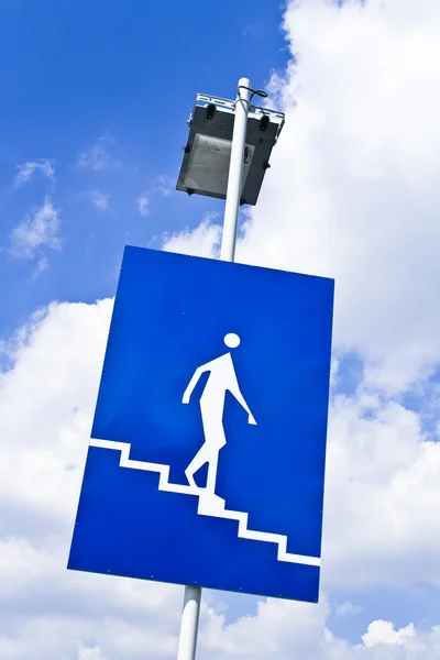 Hinweisschild mit Treppe — Stockfoto