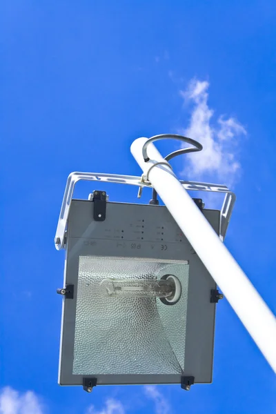 Elektrik direği üzerinde kare halojen projektör — Stok fotoğraf