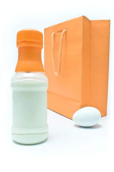 Sticlă de lapte, ou și sac de cumpărături — Fotografie, imagine de stoc