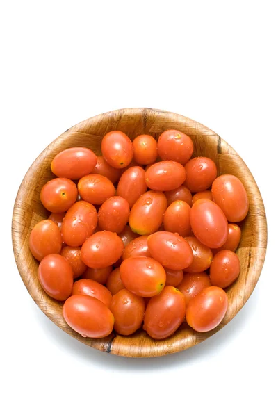 Švestková rajčata v dřevěné misce — Stock fotografie