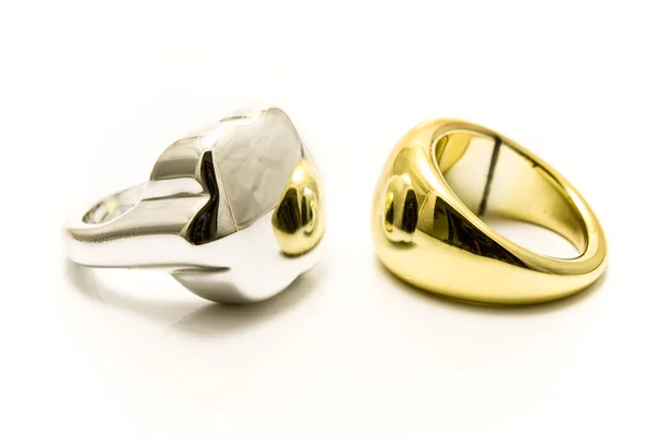 Anéis de prata e ouro — Fotografia de Stock