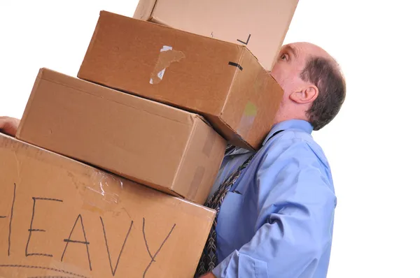 Homem carregando caixas pesadas . — Fotografia de Stock