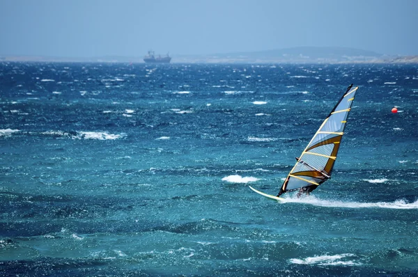 Windsurfen auf dem offenen Meer — Stockfoto
