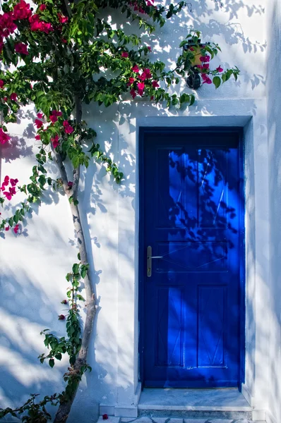 Blauwe deur in Griekenland — Stockfoto