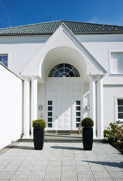 現代的な白い家のエントリ — ストック写真