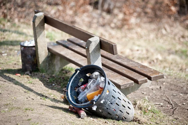 Bench with garbage can — Stock Photo, Image
